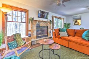 sala de estar con sofá y chimenea en Pocono Retreat, 1 Mi to State Park and Ski Access!, en Tannersville