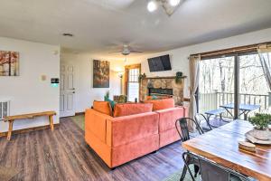sala de estar con sofá y mesa en Pocono Retreat, 1 Mi to State Park and Ski Access!, en Tannersville