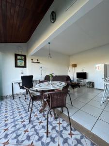 ein Wohnzimmer mit einem Tisch und Stühlen in der Unterkunft Loft com vista ao mar in São Sebastião