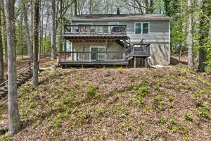 Foto da galeria de Waterfront Cottage with Boat Dock and 3 Decks! em Bracey