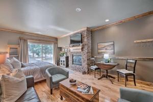 パークシティにあるBright Park City Studio with Patio Less Than 2 Mi to Dtwn!のベッドと暖炉のある寝室