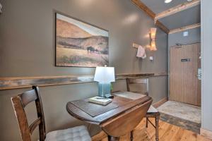 パークシティにあるBright Park City Studio with Patio Less Than 2 Mi to Dtwn!のデスク(ランプ付)とドアが備わる客室です。