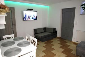 Televízia a/alebo spoločenská miestnosť v ubytovaní Apartament u PROROKA