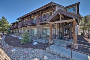 パークシティにあるBright Park City Studio with Patio Less Than 2 Mi to Dtwn!の側面にバルコニーがある家