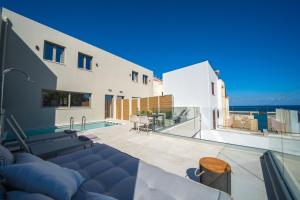 uma vista para uma casa com piscina em Casa Calma ll em Panormos - Rethymno