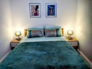 Posteľ alebo postele v izbe v ubytovaní Yumboflat Two Bedroom Apartment + 35 fotografií