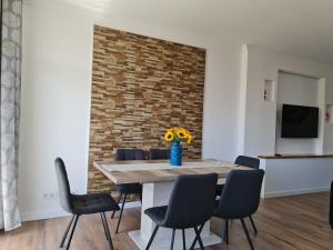 Televízia a/alebo spoločenská miestnosť v ubytovaní Yumboflat Two Bedroom Apartment