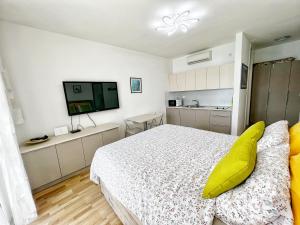 Kuchyň nebo kuchyňský kout v ubytování Studio Apartma PAG BLUE OCEAN 1 with sea view