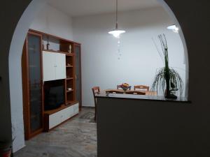 kuchnia ze stołem i jadalnią w obiekcie Pensiero di mare w mieście Taurisano