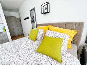 Postel nebo postele na pokoji v ubytování Studio Apartma PAG BLUE OCEAN 1 with sea view