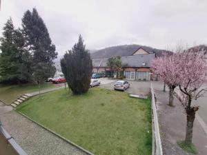 a view of a yard with cars parked in a parking lot at Appartement T2 avec balcon à Argelès Gazost in Argelès-Gazost