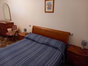 sypialnia z łóżkiem, biurkiem i lustrem w obiekcie Pensiero di mare w mieście Taurisano