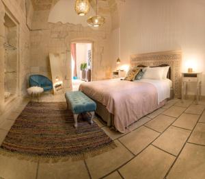een slaapkamer met een groot bed en een tapijt bij FORLEO Historic Apartments - TREB Collection in Lecce