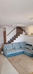 Posezení v ubytování duplex appartement met zwembad, L'ampolla,