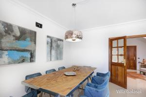 A seating area at Villa Galasol with heated pool