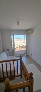Posezení v ubytování duplex appartement met zwembad, L'ampolla,