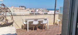 Balkón nebo terasa v ubytování duplex appartement met zwembad, L'ampolla,