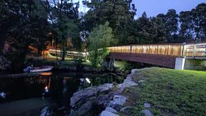 eine Brücke über einen Fluss mit einem Boot darauf in der Unterkunft Casal da Ponte nas Rías Baixas in Boiro