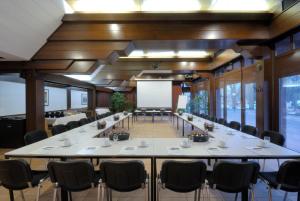 ein Konferenzraum mit einem großen Tisch und Stühlen in der Unterkunft Hotel Grunewald in Berlin