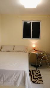سرير أو أسرّة في غرفة في Suíte INDIVIDUAL com Ar condicionado em AP Compartilhado