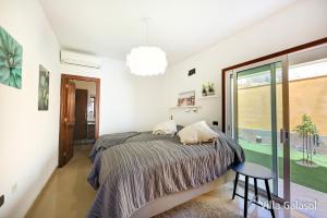 A bed or beds in a room at Villa Galasol with heated pool