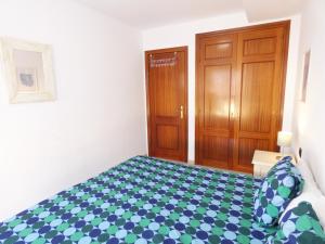 エル・メダノにあるAlquilaencanarias-Medano, Cabezo beach, sea views!のベッドルーム1室(ベッド1台付)、木製のドア