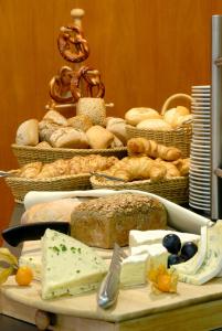 ein Tisch voller vieler verschiedener Brotsorten in der Unterkunft Hotel Grunewald in Berlin