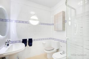 A bathroom at Villa Galasol with heated pool Még 24 kép