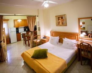 Ένα ή περισσότερα κρεβάτια σε δωμάτιο στο Irida Beach Resort Suites