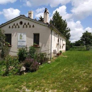 Biały dom z znakiem na podwórku w obiekcie Agriturismo Masseria Testa Ciruglio w mieście Ielsi