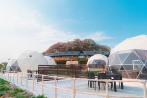 un grupo de cúpulas con mesas y sillas delante en Blissful Garden - Vacation STAY 46374v, en Shibukawa