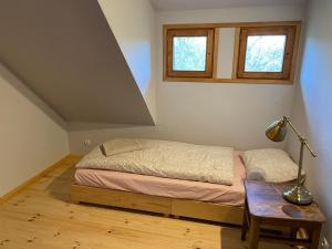Tempat tidur dalam kamar di Domy w Lipowie - dom żółty