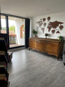 Habitación con un gran escritorio de madera con un mapa en la pared. en Ferienhaus-Weitsicht en Sankt Wendel