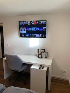 Televisyen dan/atau pusat hiburan di Rhein Apartment Souterrain Business