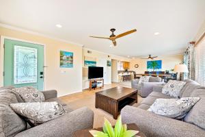 een woonkamer met 2 banken en een tafel bij Surf and Sand Beach Paradise Upper Unit in Newport Beach