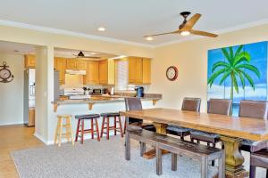 een keuken en eetkamer met een tafel en stoelen bij Surf and Sand Beach Paradise Upper Unit in Newport Beach