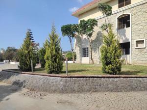 una calle con árboles frente a un edificio en 1BHK AC Service Apartment 103 en Pune
