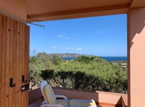 een balkon met uitzicht op de oceaan bij Kirù Lovely Home - Villa Su Cuile, Cala Ginepro in Monte Petrosu