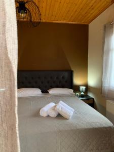 1 dormitorio con 1 cama con 2 toallas en Sofia's House en Sivota