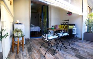 eine Terrasse mit Stühlen, einem Tisch und einem Kühlschrank in der Unterkunft Rizzi Marianna B&B in Monopoli