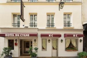 un hotel duavey se muestra frente a un edificio en Hôtel du Cygne Paris en París