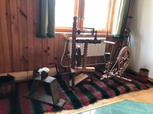 una vieja máquina de coser sentada encima de una alfombra en Къща Реселешки, en Smilyan
