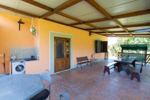 una casa con un gran patio con mesa y sillas en Villetta indipendente vicino aeroporto, en Fiumicino