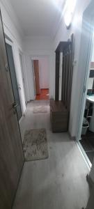 um quarto vazio com um corredor com uma porta e um quarto com em Apartament La Denis em Bîrlad