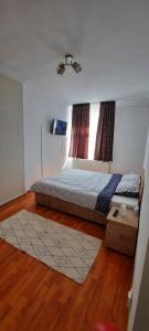 um quarto com uma cama e uma janela em Apartament La Denis em Bîrlad