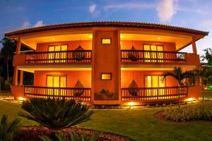 莫羅聖保羅的住宿－熱帶天堂鄉村酒店，前面设有阳台的大房子
