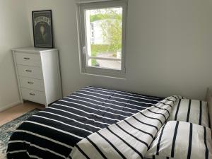 Ένα ή περισσότερα κρεβάτια σε δωμάτιο στο Lac de maine - 75m2 refait a neuf