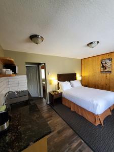 Voodi või voodid majutusasutuse Alpine Inn & Suites toas