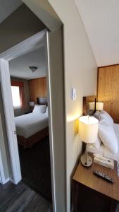Voodi või voodid majutusasutuse Alpine Inn & Suites toas