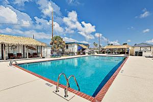 Bazén v ubytování Beach to Bay Getaway nebo v jeho okolí